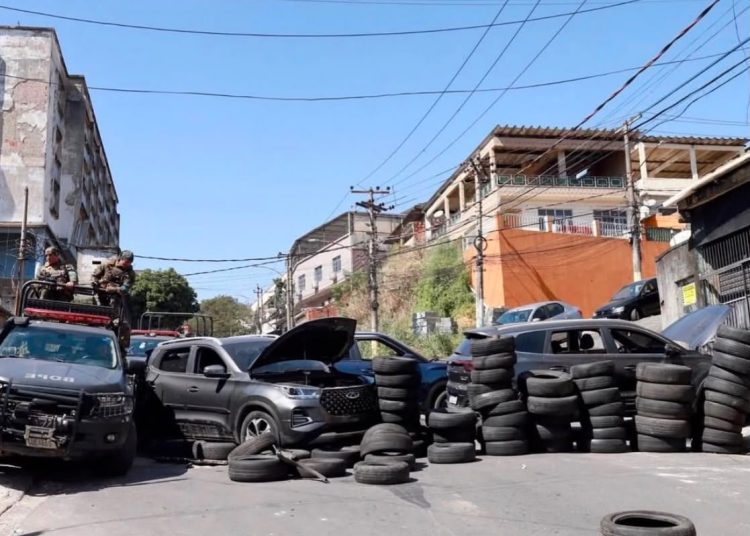 Carros-bomba prontos para explodir com aproximação de policiais são encontrados durante operação no RJ