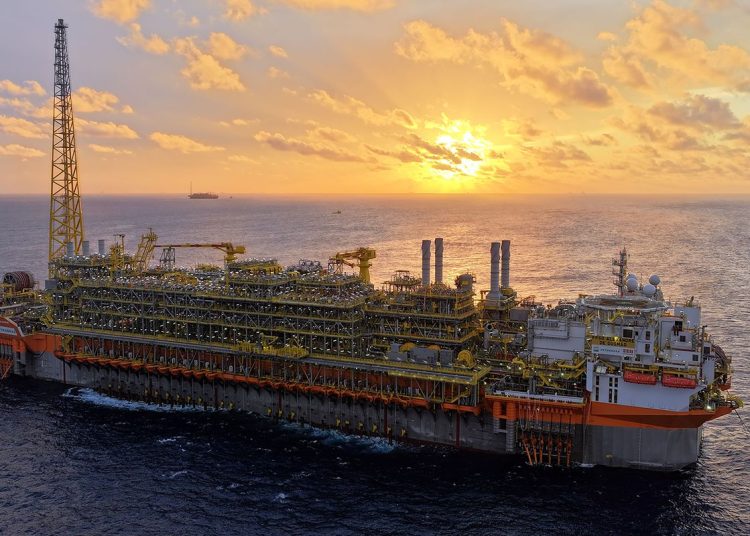 Navio-plataforma da Petrobras atinge produção máxima no pré-sal