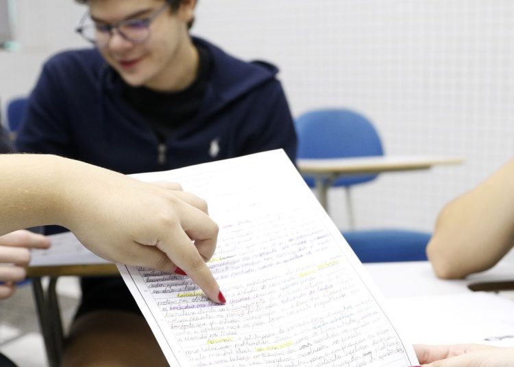 Encceja 2026: alunos já podem consultar cartilha de redação