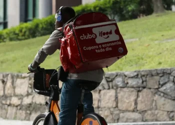 Desigualdades marcam formalização do trabalho entre jovens brasileiros
