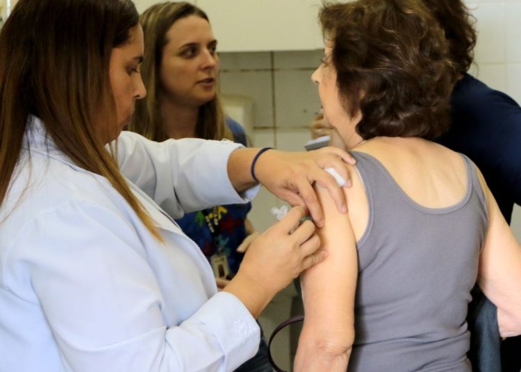SUS amplia cobertura da vacina Pneumo 20 para maiores de 85 anos