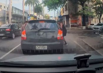 Criminosos são flagrados assaltando no trânsito em área com câmeras de reconhecimento facial