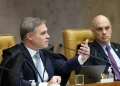Após pedido de vista de Dino, STF tem 4 a 3 pela separação das análises sobre Moraes e Mendonça