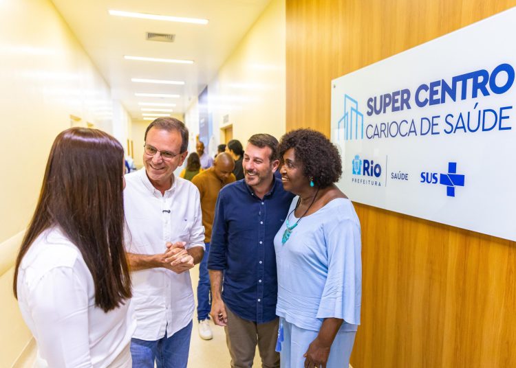 Líder nas pesquisas, Eduardo Paes promete oito Super Centros de Especialidades para reduzir filas na saúde do RJ