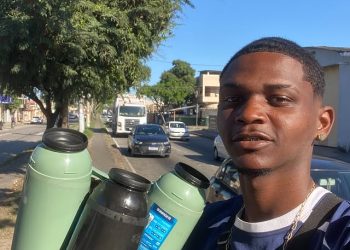 Jovem campista viraliza na internet vendendo café no sinal