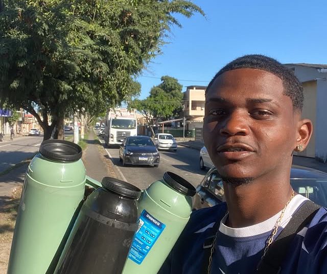 Jovem campista viraliza na internet vendendo café no sinal
