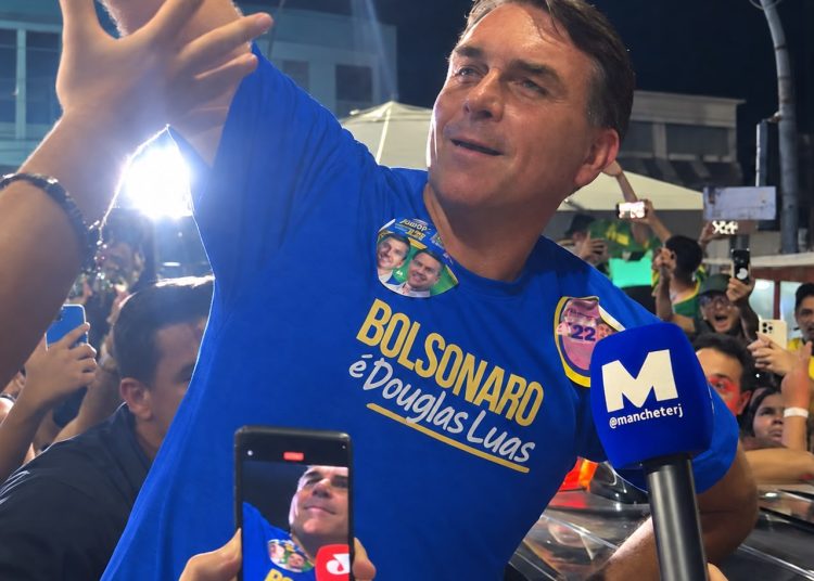 Flávio Bolsonaro se despede de Campos prometendo CNH aos 16 anos e redução da maioridade penal
