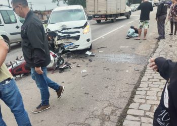 Homem fica ferido após colisão entre carro e moto em Campos