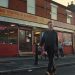 Criador de ‘Black Mirror’ aposta em série policial com sangue, mistério e humor ácido na Netflix