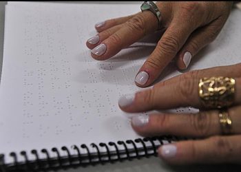 Analfabetismo entre jovens e adultos com deficiência é 12 vezes maior