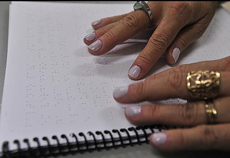 Analfabetismo entre jovens e adultos com deficiência é 12 vezes maior