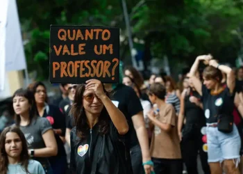 Professores de escolas particulares do Rio fazem greve de 24 horas