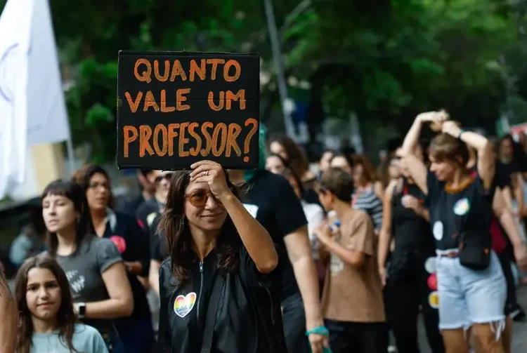 Professores de escolas particulares do Rio fazem greve de 24 horas