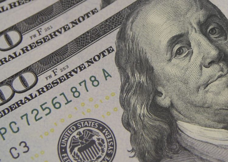 Dólar cai a R$ 5,08 e atinge menor valor em um mês
