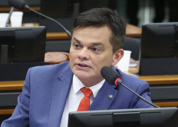 Justiça Eleitoral defere por unanimidade candidatura de Dimas Gadelha a deputado federal