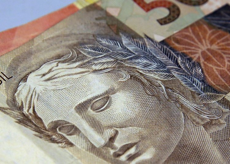 Brasileiros retiram R$ 10,5 bilhões da poupança em agosto