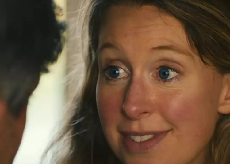 Elizabeth Holmes surge antes da prisão em trailer de novo documentário
