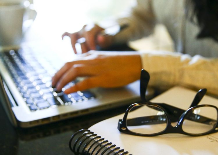 Programa oferece cursos gratuitos sobre IA para professores