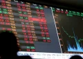 Dólar cai a R$ 5, e bolsa sobe quase 8% após primeiro turno