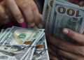 Dólar fecha abaixo de R$ 5 e recua 1,58% na semana