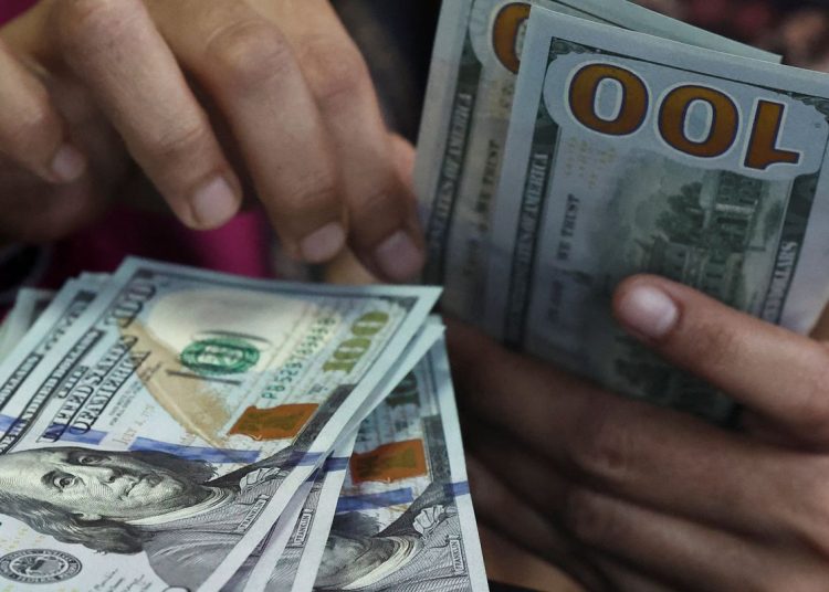 Dólar fecha abaixo de R$ 5 e recua 1,58% na semana