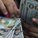 Dólar cai quase 1%, e Ibovespa recua após tombo eleitoral