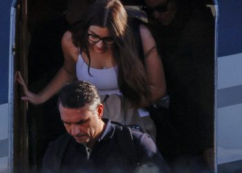 Flávio Bolsonaro desembarca nos EUA com a família após fugir do Brasil