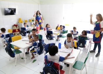 Flávio quer escolas militares; Lula propõe ampliar educação integral