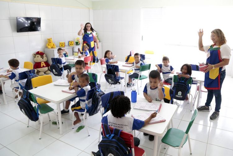 Flávio quer escolas militares; Lula propõe ampliar educação integral