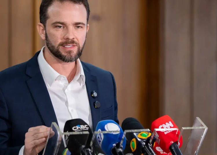 Previsão de superávit no Orçamento de 2027 está mantida, diz Durigan