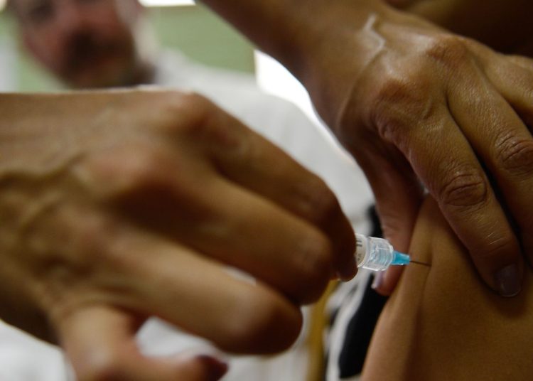 Consultas por lesões pré-cancerígenas caem após vacina contra HPV
