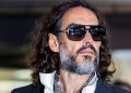 Russell Brand comparece ao início de seu julgamento por estupro no Reino Unido