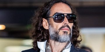 Russell Brand comparece ao início de seu julgamento por estupro no Reino Unido