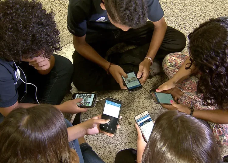 Pesquisa mostra que 82% são contra crianças de até 3 anos com celular