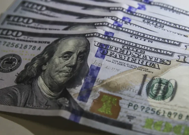 Dólar volta a R$ 5 com ambiente externo e ajuste pós-eleitoral