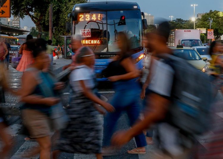 Estudo revela como medo da violência limita rotina de mulheres no RJ