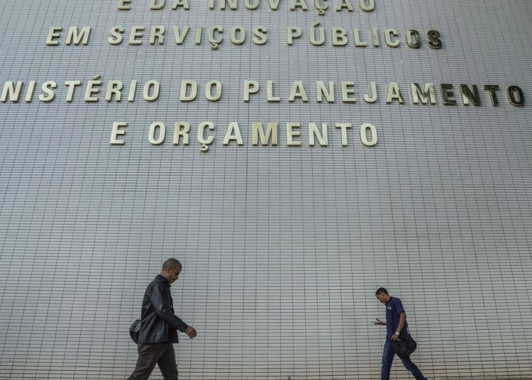 Governo pretende realocar R$ 20 bilhões no Orçamento de 2027